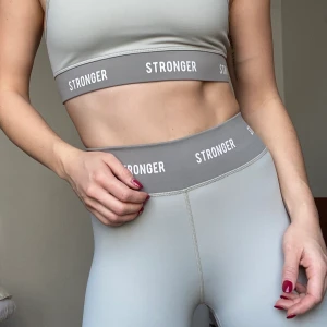 STRONGER set  - Stronger set i beige i storlek S. Säljes både som set och separat om så önskas. Knappt använda pga sitter aningen tight på mig. PM för mer info!