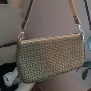 Vintage väska - Väska köpt vintage i toppenskick, budgivningen i kommentarerna🥰