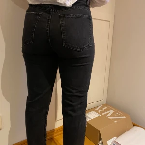 Högmidjade momjeans - Högmidjade momjeans med ankellång längd. Byxorna har lätta slitningar på sömmen längst ner. Tjejen på bilden är 163 cm lång, 💘FRAKT INGÅR💘