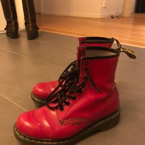Dr Martens skor - Dr Martens skor i strl 39. Men skulle säga att dom passar för dom som har strl 40 med. 