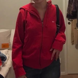 Nike hoodie - Zip up Nike hoodie!! Skriv privat om ni har några frågor, köparen står för frakten💕 Busgivning avslutas kl 22 ikväll (nuvarande bud 280kr)