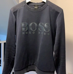 Hugo Boss crewneck  - detta är en crewneck från Hugo Boss i Storlek S säljer den pågrund av att den är lite kort i armar och i längden för mig som är 181, den är väldigt fin och dom ända flawsen som finns på tröjan är några småtrådar som sticker ut