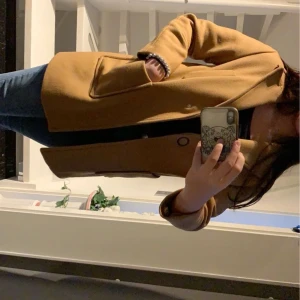 En super fin kappa💕 - En fin brunaktig kappa från Zara i bra skick. Använd några gånger :) väldigt fin till en hoodie under!