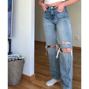 Gina tricot jeans - Säljer mina jättefina blåa jeans från Gina Tricot. Tycker personligen att dem sitter lite för löst på mig, ganska nyinköpta så i ett väldigt fint skick. Strl 38, säljer för 200 + frakt 😊