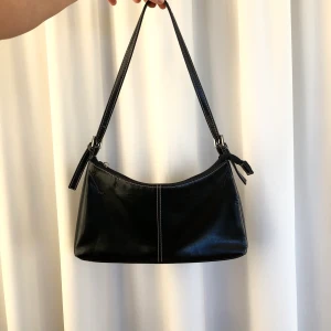 Svart shoulderbag - Fin axelväska i svart. Innehåller två fack✨