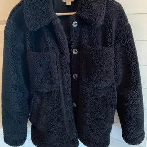 Teddy jacka - Superfin Teddy jacka. Väldigt fint skick och funkar lika bra på vintern som på hösten🤎