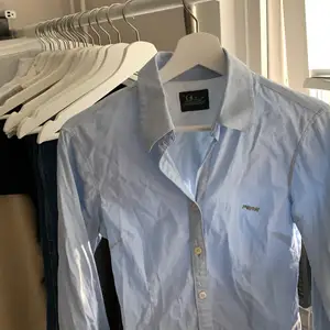 Skit snygg ljusblå skjorta. Sälje då den inte kommer till användning längre. Skriv vid intresse eller frågor 💕 