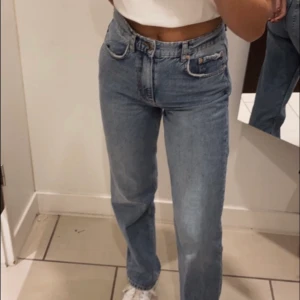 Intressekoll - Intressekoll på dessa sjukt snygga jeansen från Gina!! De är slutsålda online 💕 använda ca 5 gånger så de är i bra skick!! Nypris 599kr, bud startar på 330kr + frakt 💗