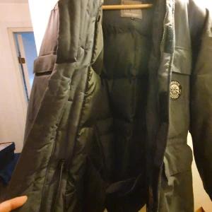 North Bend vinterjacka - North Bend dunjacka xl varm luva finns även päls till luvan gråblå väldigt sparsamt använd köparen står för frakten