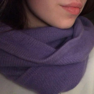 Lila halsduk  - Säljer min helt oanvända superfina lila halsduk från jackpot som är perfekt nu till vintern☃️🥰 Köpt för 299 kr och säljer för 150kr. Kund står för frakt (44kr)