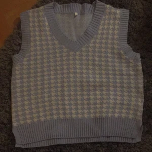 Från Shein  - En helt oanvänd väst från shein ljusblå. Frakt ingår i priset. Ganska bred och inte så lång💕