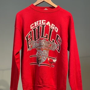 🧡Vintage Chicago bulls sweater🧡 - En oversized supertrendig Chicago bulls sweater🧡minst 240 kr men buda eller skriv gärna i kommentarerna om du är intresserad🧡 På mig sitter den superbra och passar till nästan allt, säljer den bara pga stor rensning i min garderob🧡 passar killar oxå🧡
