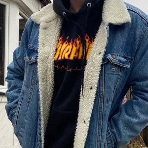 Levi’s jeans jacka - En Levi’s jeans jacka till as bra pris💙 säljes då den inte kommer till användning längre, ny pris ca 1,100-1,200kr, du betalar frakt📦 