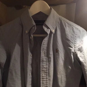  - Ralph Lauren skjorta i blått köpt på NK i stockholm för 2 år sedan. Använd ca 3/4 gånger. Inga slitningar eller fläckar. Helt i nyskick. Säljes pågrund av stilbyte. Jag fick den i present men jag tror nypris ligger på 1300. Kan mötas upp i city eller skickas