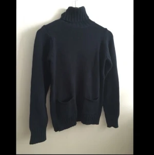  - Stickad polotröjan med två fickor fram, Endast tvättad aldrig använd! 

Rök & djurfritt hem! 
Kan skickas mot fraktkostnad.
