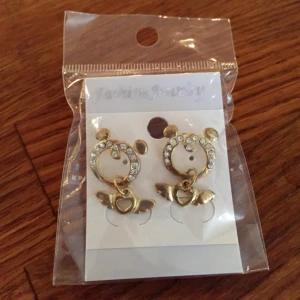 Örhängen  - Helt nytt örhänge som jag aldrig använt Kan mötas upp vid T-centralen  Kan skicka via post, 10kr på frakt