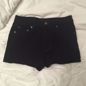  - Svarta enkla shorts med hög midja från forever21. De är stretchiga och sköna och super snygga. 