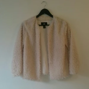 - Oanvänd kofta från H&M 