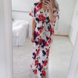  - ♡ Från Vero Moda
♡ Slits på båda sidorna, upp till knäna ungefär ä
♡ Helt ny, prislapp kvar
♡ Har swish