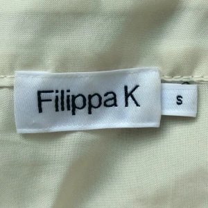  - Vackert linne i 50% silke från Filippa K. Använd en gång, något skrynklig. Har bara legat i garderoben. 