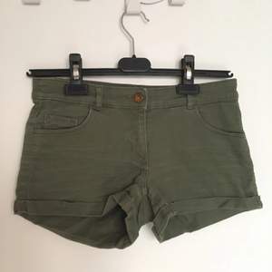 Militärgröna shorts från H&M. Bra skick!