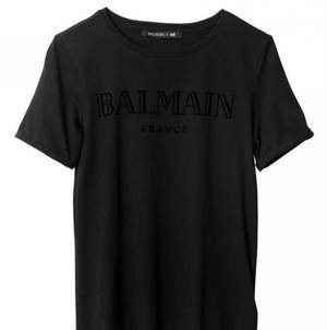 T-shirt från samarbetet mellan Balmain x HM. Använd två gånger så den är som ny!