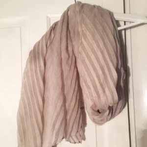  - Sjal/tunnare halsduk. Oanvänd