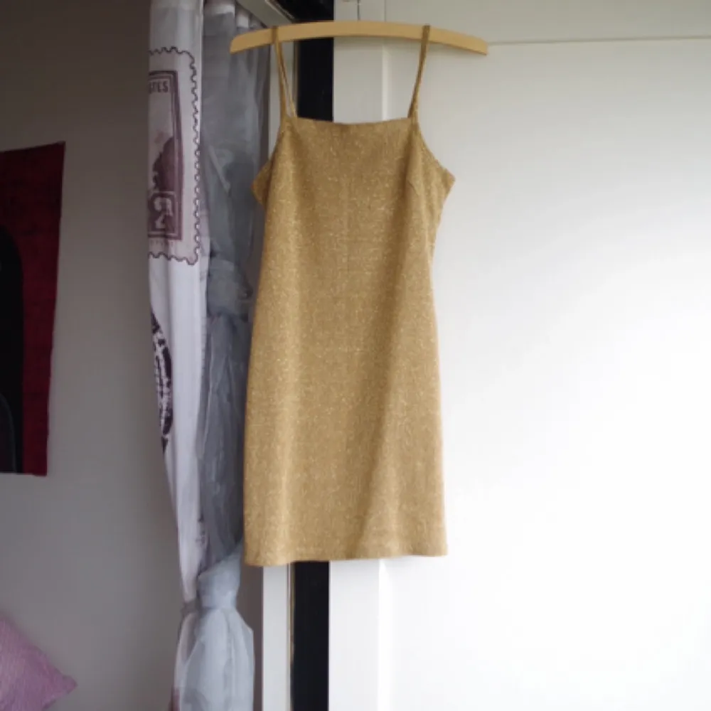 Guldig mini-klänning. Köpt från humana. . Klänningar.