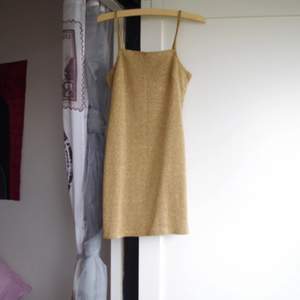 Guldig mini-klänning. Köpt från humana. 