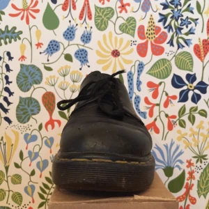  - KAXIGT trasiga docs....

Söndrig baksida men går absolut att promma runt i
(Se bild)

Storlek 40