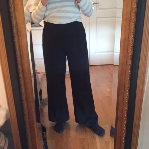  - Högmidjade lössittande svarta byxor