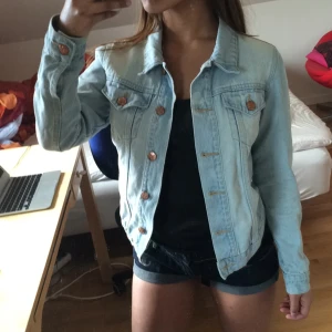  - Ljus jeansjacka i nytt skick. Stl xs/s. Perfekt till sommarkvällarna. 