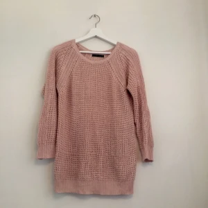  - Fin, ljusrosa stickad tröja. Gullig över en krage! Använt men bra skick. 🎈
👉🏻ligger ute på en sida till, först till kvarn!👈🏻