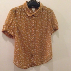  - Går bra att mötas upp i Stockholm, eller så kan jag skicka, men då betalar ni frakten. 
Swish, cash eller överföring går bra.