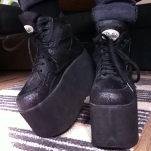  - 💫Grymma platåskor från Buffalo, svarta med partier av fint glitter💫

• Storlek: 37
• Märke: BUFFALO
• Material: Okänt
• Skick: Använda men i gott skick
• Övrigt: Inga funktionspåverkande skavanker, se bild tre eller be om fler
• Frakt: FRAKTFRITT