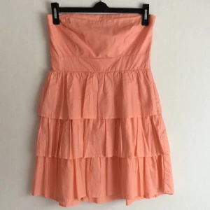  - Korallfärgad (mycket mer rosa ton på bilderna än den orangea färgen)  Köpte den i strl M men den är insydd, så mer s Finns band till 