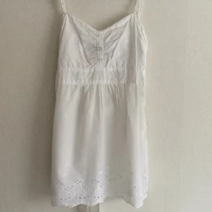  - Vitt linne i bomull från H&M divied 
Står att det är 38 men är mer som en 36
En söm på baksidan har blivit gul (bild 3)