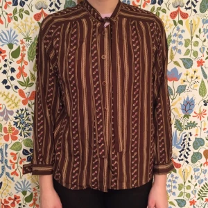  - KAXIGt mönstrad retroskjorta!
Bra skick!!💫