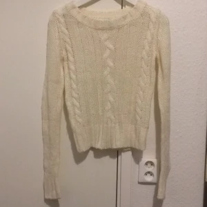  - Krämvit stickad tröja från H&M. Aldrig använd.