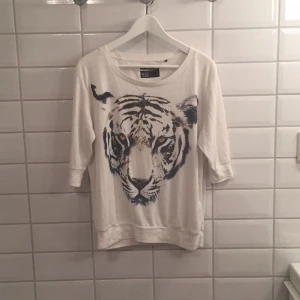  - Säljer en av mina gamla favorittröjor då jag aldrig använder den längre... Inte min stil längre men tycker verkligen om den såå mycket🙈 