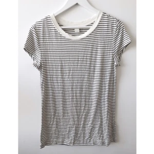  - T-shirt från H&M. 