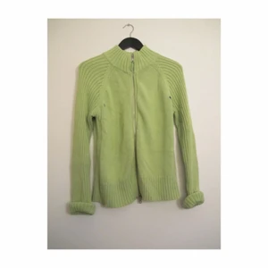  - Snygg grön ribbad kofta med dragkedja. Storlek 40/42 men passar även 34/36 beroende på hur man vill att den ska sitta. (Jag på bild strl34) Fint skick, frakt 70kr✨