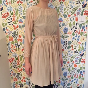  - KAXIG vintagedröm av Hal Ferman

Knälång och smått transparent. Fint skick!