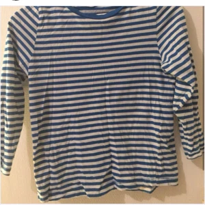  - Randig tröja i organic cotton, från Zara. Superhärligt material. Säljer likadan i röd/vit