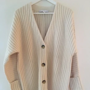  - Jättefin beige/off white kofta från & Other Stories.
Aldrig använd!
Storlek M men funkar även som lite oversize om du är en S.
52% ull
42% bomull