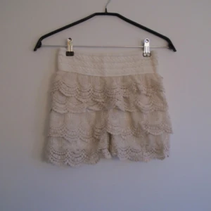  - Snygga spetsshorts i storlek S. Aldrig använda! Frakt 42kr ✨