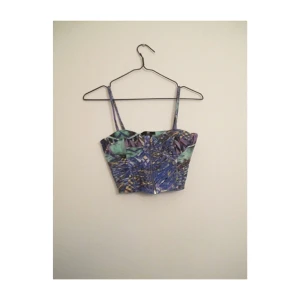  - Croptop men inbyggd bh från H&M. Aldrig använd, frakt 42kr ✨