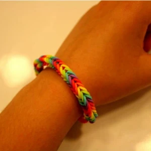  - Ett armband jag gjort själv av små gummisnoddar i regnbågens alla färger. Har du önskemål om andra färger eller en specialstorlek (tex jättestort eller jättelitet), så ska det nog gå att ordna🙈