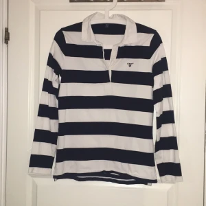  - Långärmad Gant piké, nyskick. Nypris 900:- 