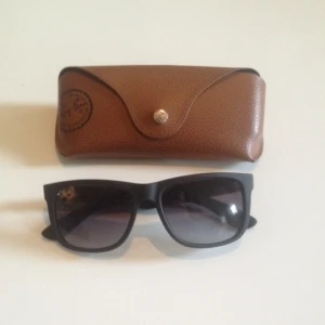  - Ray Ban, modell Justin, gott skick! Finns i Sthlm.